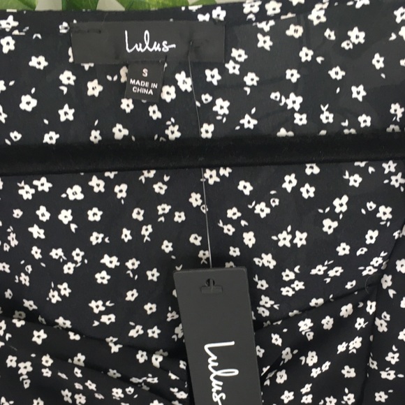 NWT Lulu’s Black & White Floral Printed Adjustable Corset Top with Puff Sleeves - Picture 8 of 10